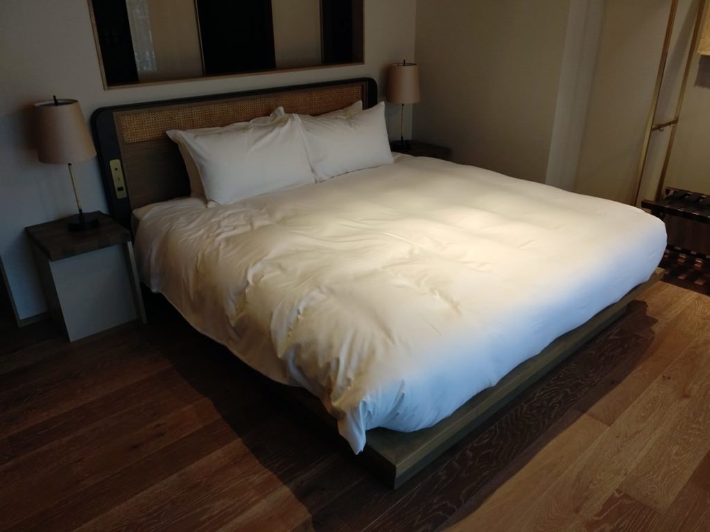 180cm×200cmのベッド